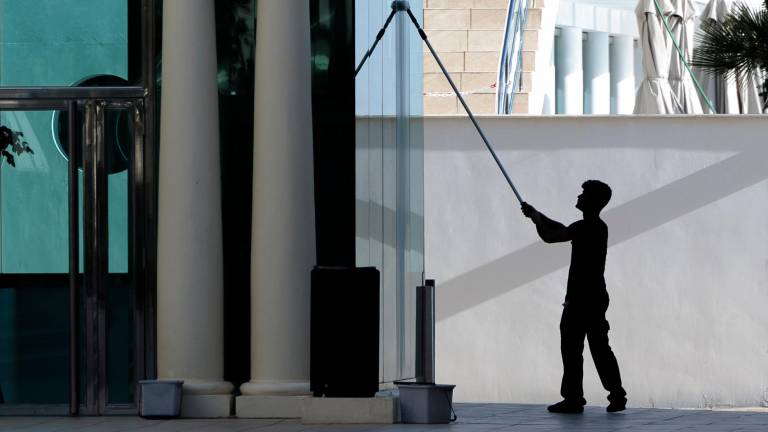 Sin los papeles en regla es imposible que trabajadores y empleadores accedan a importantes ayudas públicas. FOTO: EFE