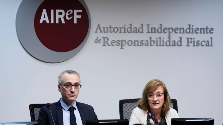 José María Casado y Cristina Herrero, director de evaluación y presidenta de la Airef. foto: efe