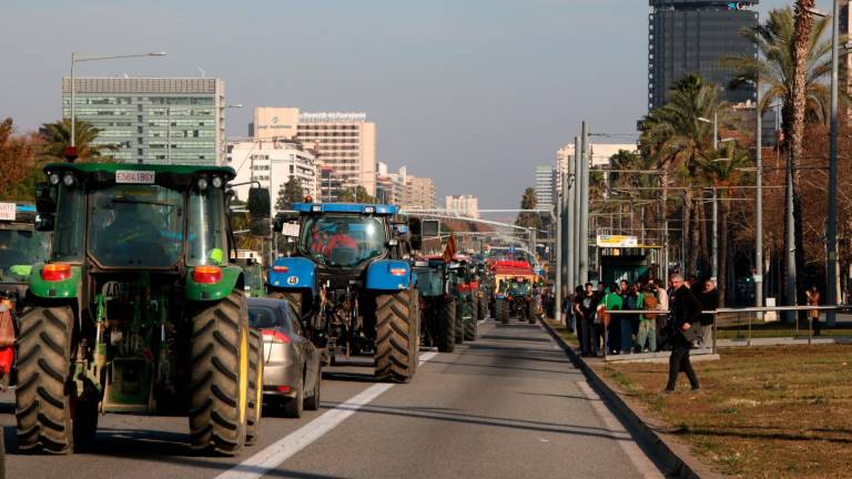 Una columna de tractores, entrando por la Avinguda Diagonal de Barcelona. Foto: ACN/Albert Hernàndez