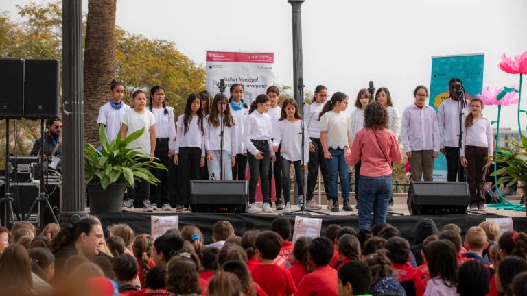 Centenares de niños, niñas y adolescentes para celebrar el Dia de la Poesia. Foto: àngel ullate