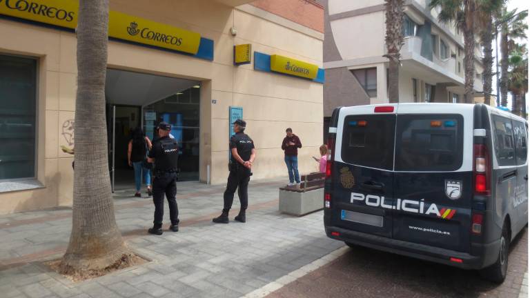 Las largas colas de ciudadanos en la oficina de Correos de Melilla para solicitar el voto de los últimos días han desaparecido este jueves, después de que la Junta Electoral de Zona (JEZ) acordara exigir a los votantes por correo que se identifiquen a la hora de enviar su voto a la mesa electoral. Foto: EFE