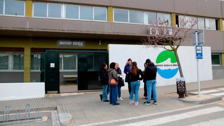 Víctimes de l’estafa davant de l’institut del Perelló. Foto: ACN