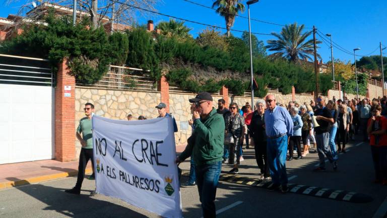 Un centenar de personas se manifiestan en Els Pallaresos en contra de la instalación de un CRAE. Foto: ACN