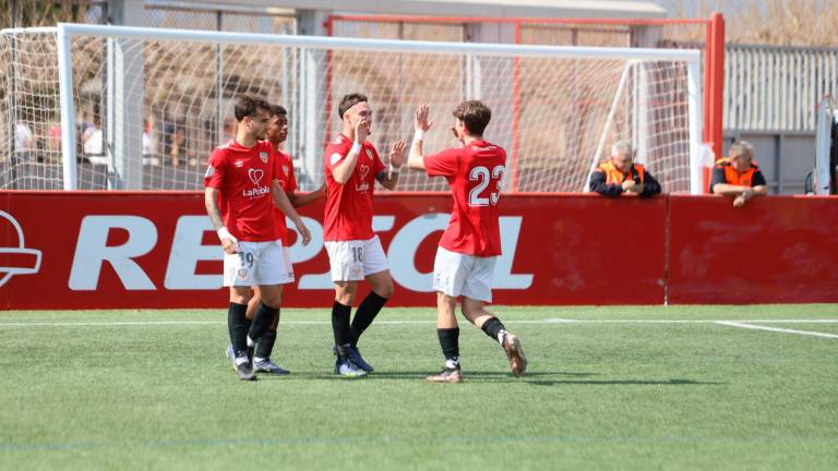 Los jugadores de la Pobla celebran un gol ante la Rapitenca. foto: Alba Mariné