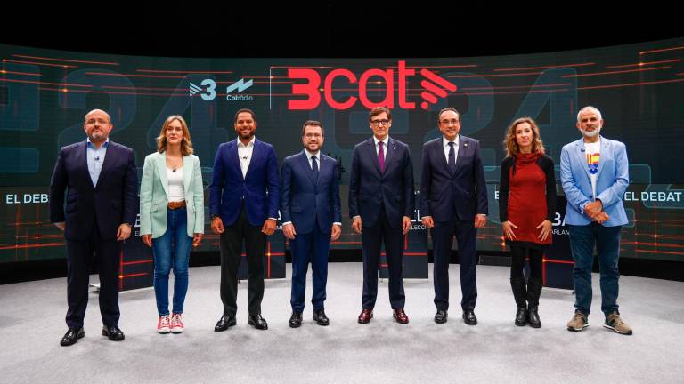 Los candidatos a la presidencia de la Generalitat, Salvador Illa (PSC) (4d), Pere Aragonès (ERC) (4i), Ignacio Garriga (Vox) (3i), Carlos Carrizosa (Cs) (d), Jessica Albiach (Comuns Sumar) (2i), Laia Estrada (CUP) (2d) y Alejandro Fernández (PPC) (i), y el número tres de la candidatura de JxCat, Josep Rull (3d) en el debate organizado por TV3 y Catalunya Radio. Foto: EFE