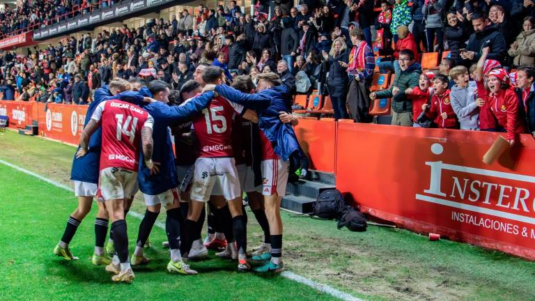 Los jugadores, unidos en una piña, celebran un goleste curso en casa. FOTO: nàstic