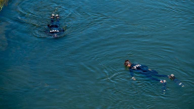 $!Bomberos de los GRAE subacuáticos en la zona donde habría desaparecido el hombre. Foto: Joan Revillas