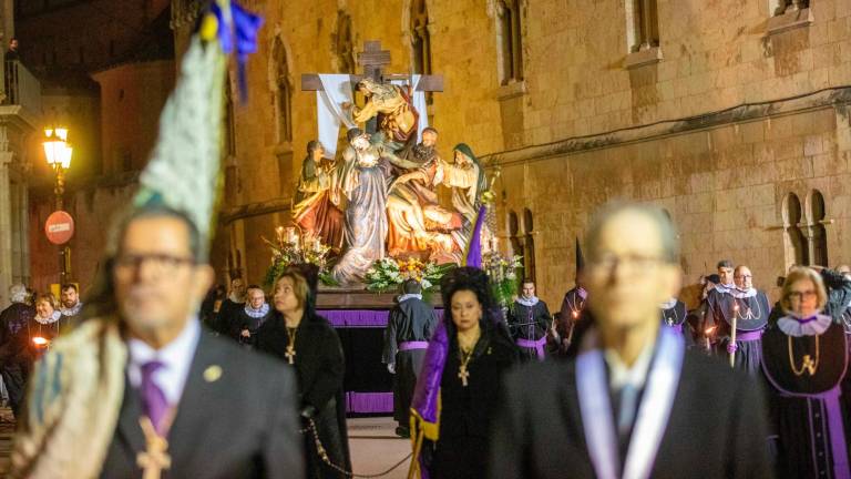 El paso del Descendiment de la Creu volvió a salir en procesión, después de que el año pasado no lo hiciera por una avería. Foto: Marc Bosch