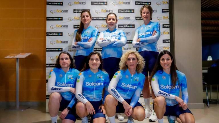 El equipo femenino del club ciclista Montbike Solcam Cycling Team foto: marc bosch