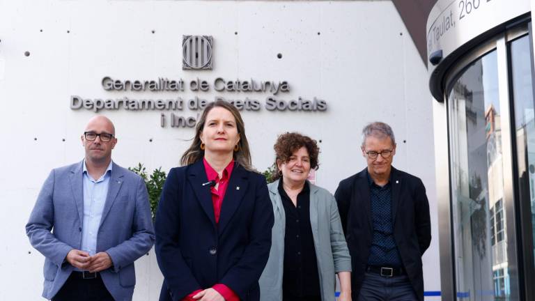 La consellera de Drets Socials de la Generalitat de Catalunya, Mònica Martínez Bravo (2a esq.), acompanyada pel director de la Direcció General d’Atenció a la Infància i l’Adolescència (DGAIA), Josep Muñoz (d), la secretària d’Infància, Adolescència i Joventut, Teresa Llorens (2a dreta), i el secretari general de Drets Socials i Inclusió, Raúl Moreno (esq.), atén els mitjans de comunicació després de la reunió mantinguda aquest migdia per abordar “la gran transformació” de la Direcció General d’Atenció a la Infància i l’Adolescència, centrada en la prevenció dels abusos i la protecció dels menors. Foto: EFE