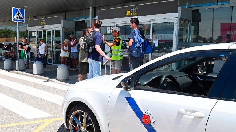 Turistas llegando, ayer al mediodía, al Aeropuerto de Reus. FOTO: Alfredo González