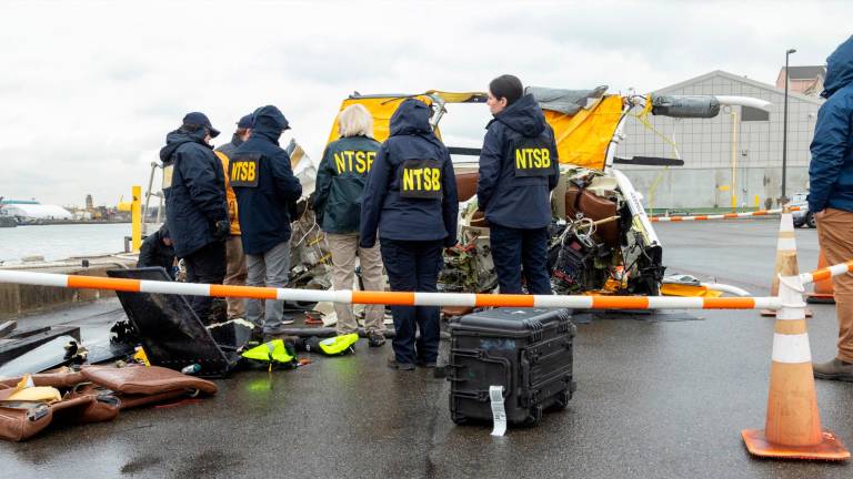Miembros de la NTSB analizando la cabina del helicóptero recuperada del río. Foto: NTSB
