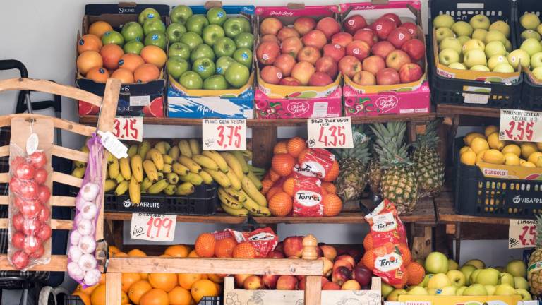 Fruta y hortalizas expuestas este jueves en un comercio de alimentación. Foto: EFE