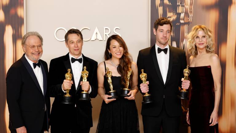 Sean Baker (segundo por la izquierda), Samantha Quan (entro), and Alex Coco (segundo por la derecha), ganadores por ‘Anora’. Foto: EFE