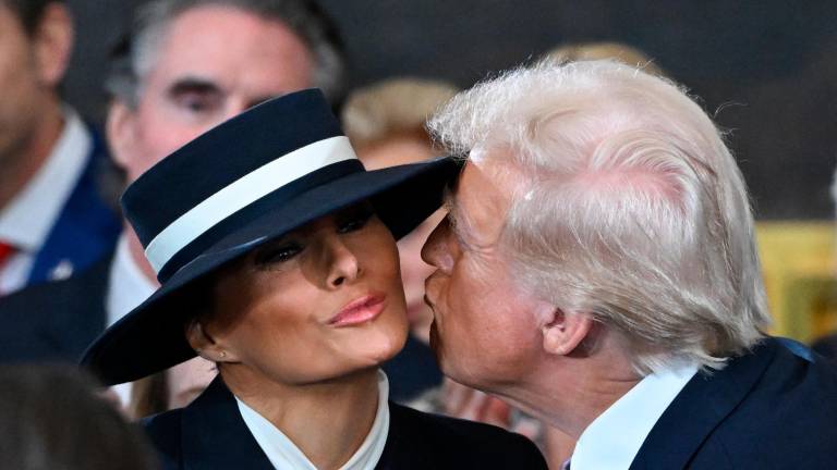 Trump se acercó en primer lugar a su esposa para besarla en la mejilla, pero se topó con el ala dura del sombrero. Foto: EFE