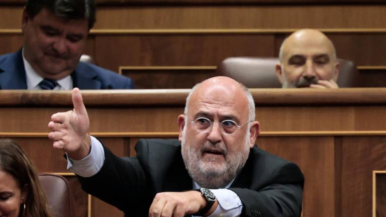 El diputado de Junts per Catalunya, Eduard Pujol tras su voto erróneo, ya que primero ha dicho «sí«, y luego «no», durante la segunda votación de la investidura del líder del Partido Popular Alberto Núñez Feijóo, este viernes en el Congreso. EFE/Sergio Pérez