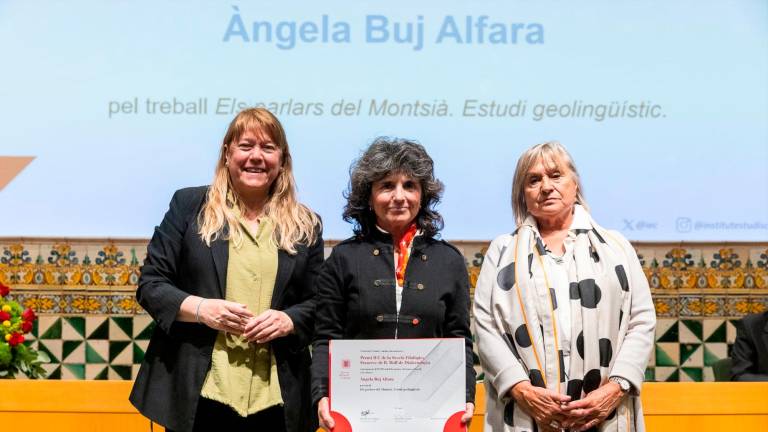 Àngela Buj Alfara mostra el diploma acreditatiu. Foto: IEC