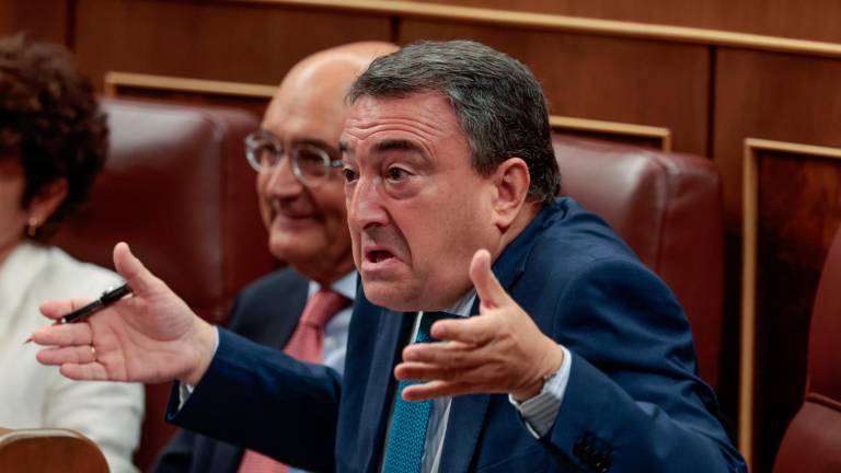 El portavoz del PNV, Aitor Esteban (d) gesticula mientras escucha el discurso de Alberto Núñez Feijóo durante la segunda jornada del debate de investidura en el Congreso este miércoles. Foto: EFE