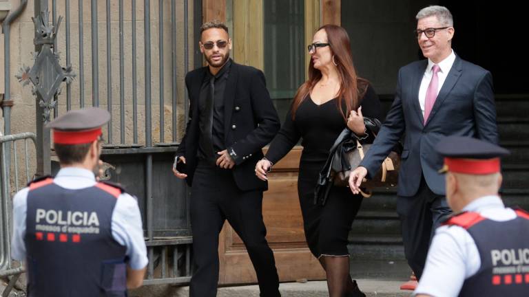 El jugador brasileño del PSG, Neymar sale de la Audiencia de Barcelona donde este lunes ha empezado el juicio por el fichaje de Neymar por el FC Barcelona. Foto: EFE