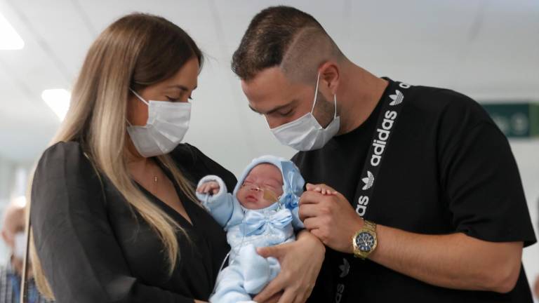 La pareja formada por Tamara y Jesús posan con su hijo, el pequeño Jesús, que se ha convertido en el primer bebé nacido en España de una mujer trasplantada del útero en 2020, en un procedimiento largo y complejo que ha llevado a cabo el Hospital Clínic de Barcelona con una finalidad esencialmente reproductiva. Foto: EFE