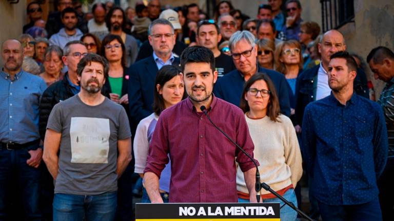 Los coalcaldes Jordi Molinera (primer plano) y Alba Muntadas arropados por militantes, vecinos y alcaldes republicanos de otros lares. FOTO: ERC