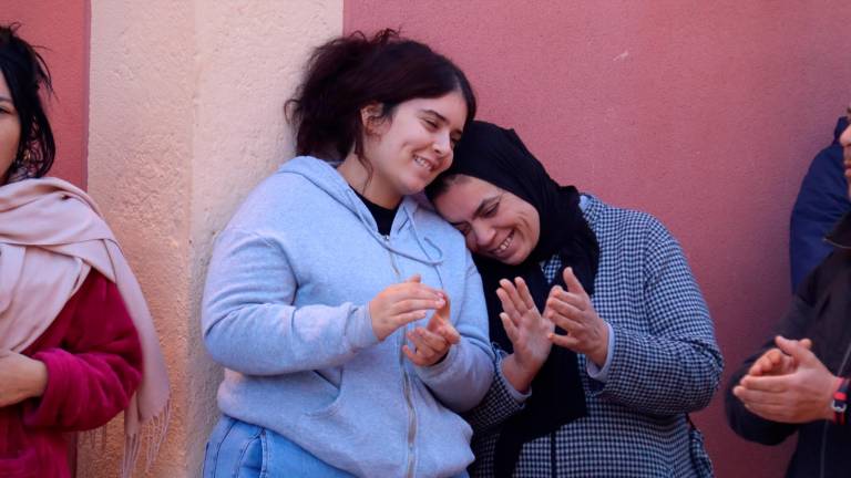 Darifa y su hija Yasmina después de que la comitiva judicial haya anunciado el paro del desahucio. Foto: ACN