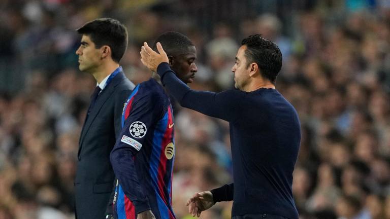 El técnico del FC Barcelona, Xavi Hernández, anima a Dembélé tras sustituirle ante el Bayern. foto: efe