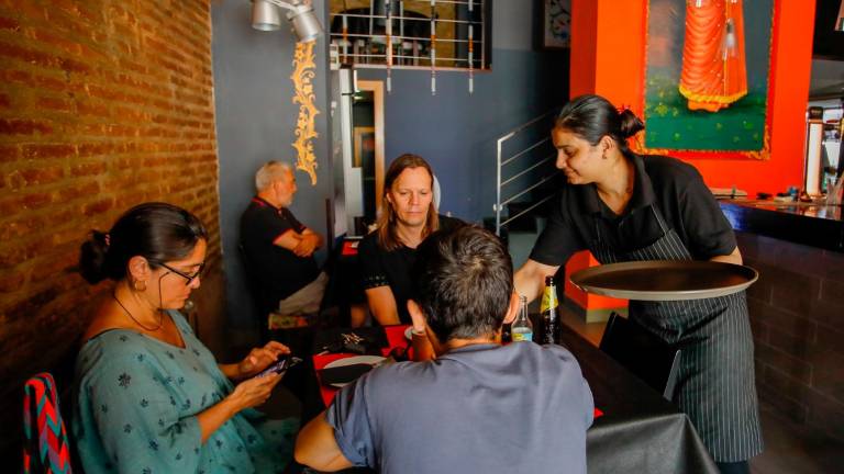 El restaurante Kesri Gastrobar India de Reus, en el servicio de mediodía del fin de semana pasado. Foto: Míriam Olmos