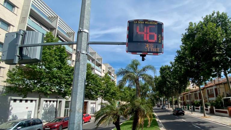 Un radar ha estado instalado los últimos días en la avenida de Salou. Foto: Alfredo González
