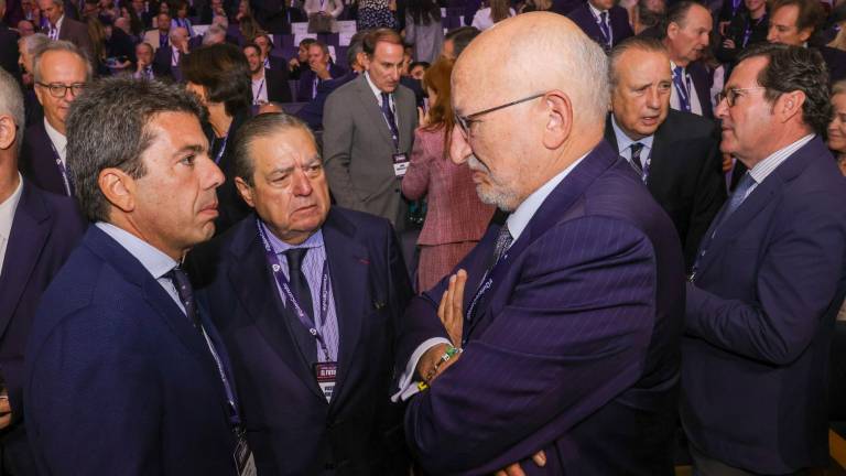 Mazón, presidente valenciano; Boluda, presidente de los empresarios valecianos; y Roig, dueño de Mercadona, ayer en el acto. Foto: EFE