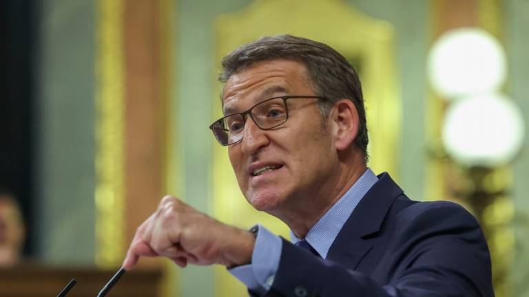 El líder del Partido Popular, Alberto Núñez Feijóo, interviene en el primer día del debate de investidura del presidente del Gobierno en funciones, Pedro Sánchez, este miércoles en el Congreso de los Diputados en Madrid. Foto: EFE