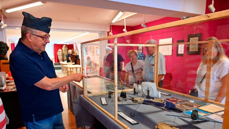 El coleccionista Francesc Damunt en la muestra sobre la aviación en el Centre d’Amics de Reus, hace algo maś de una semana. Foto: A. González