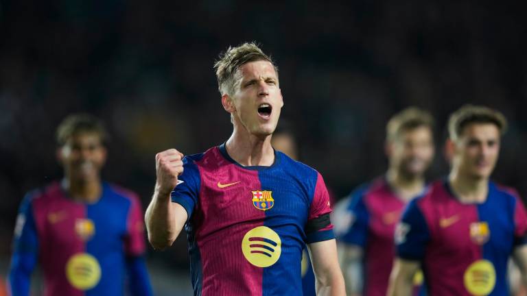 El delantero del F.C. Barcelona Dani Olmo celebra tras anotar el segundo gol del equipo durante el partido de LaLiga entre FC Barcelona y CA Osasuna en el Estadio Olímpico de Montjuic, la semana pasada. Foto: EFE