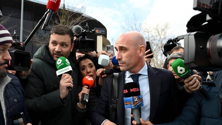 Luis Rubiales atiende a los medios de comunicación tras el juicio. Foto: EFE