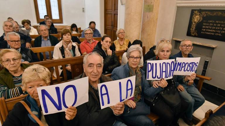 Protesta ciudadana contra la subida de impuestos durante el pleno del Ayuntamiento que aprobó la medida en 2019. Foto: Alfredo González/DT