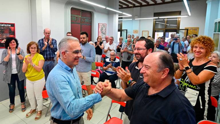 Andreu Martín se da la mano con Josep Abelló al inicio de la asamblea que se ha celebrado esta tarde. FOTO: Alfredo González
