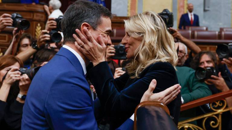 La líder de Sumar Yolanda Díaz (d) felicita al presidente del Gobierno en funciones, Pedro Sánchez (i), al término de la segunda jornada del debate de investidura, este jueves en el Congreso de los Diputados en Madrid. Foto: EFE