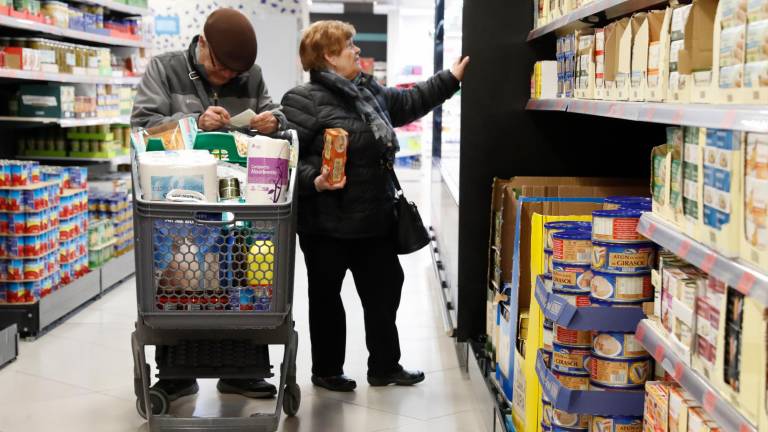 Una pareja hace la compra en un supermercado. FOTO: efe