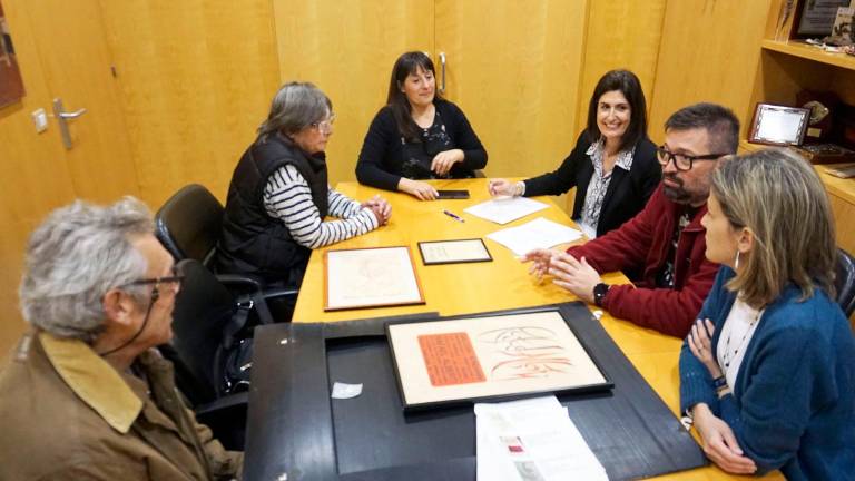 El momento de la firma de las piezas.