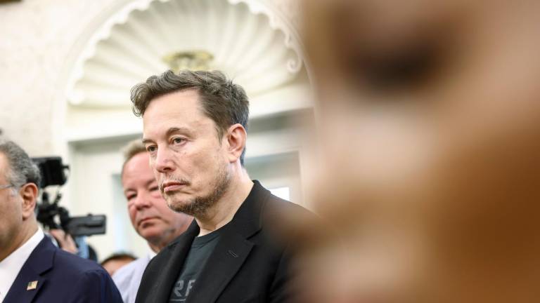 El empresario Elon Musk escucha la reunión del presidente estadounidense Donald Trump con el presidente sudafricano Cyril Ramaphosa en el Despacho Oval de la Casa Blanca en Washington, D.C., EE. UU., el 21 de mayo de 2025. FOTO: EFE