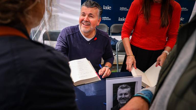 Ramon Gener firmando libros. Foto: ACN