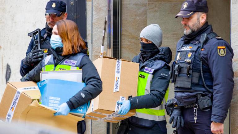 Los agentes han registrado el piso del presunto autor hasta primera hora de la tarde. FOTO: EFE