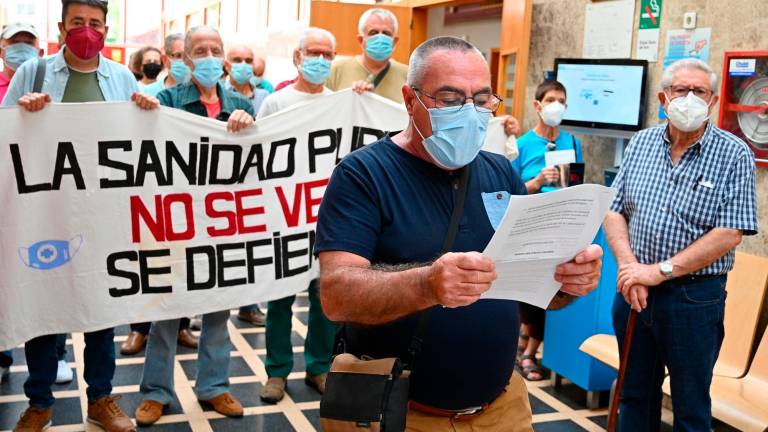 La manifestantes, dentro del CAP, no interfirieron en el trabajo de los sanitarios. Foto: Alfredo González