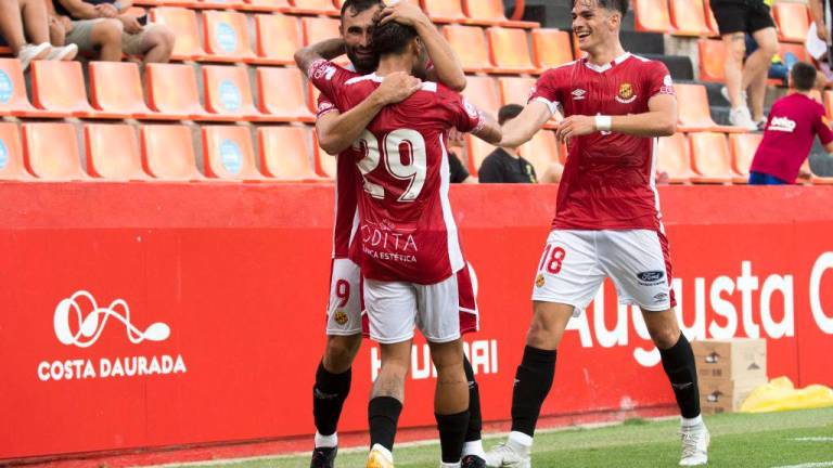 Lupu y Nil celebran un gol junto a Víctor Valverde (29). Foto: Nàstic