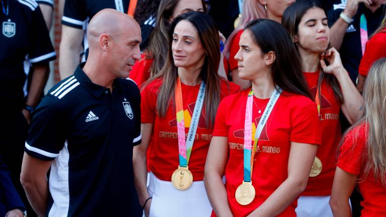 Luis Rubialesconversa con las jugadoras Esther González (c) y Rocío Gálvez (d) durante la recepción del Presidente del Gobierno Pedro Sánchez al equipo de fútbol femenino. Foto: EFE/ Juan Carlos Hidalgo
