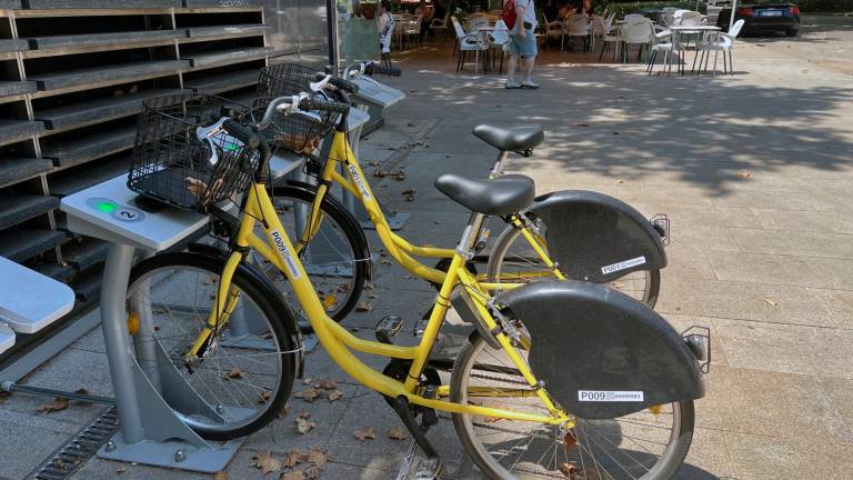 Anclajes y prototipos de las bicicletas que circularán por la ciudad. FOTO: Alfredo González