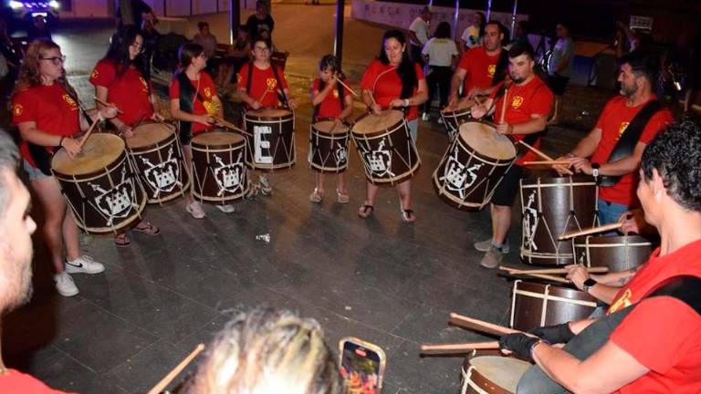 La banda de Calafell con sus tambores.