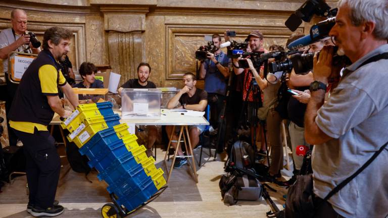 Varios medios graban la llegada de un cartero con los votos por correo de las elecciones generales a la Escuela Técnica Superior de Ingenieros de Minas de Madrid. Foto: EFE