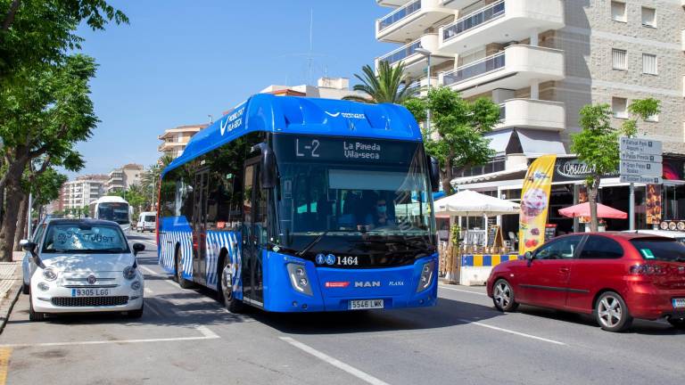 El bus urbano de Vila-seca, que funciona con gas, circulando por el paseo Pau Casals de La Pineda. Foto: DT