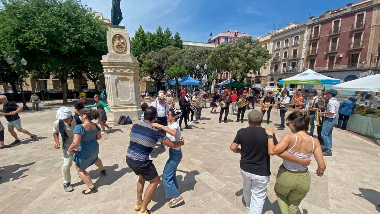 Gran ambiente en la Plaça dels Carros con música y baile. FOTO: alfredo gonzález